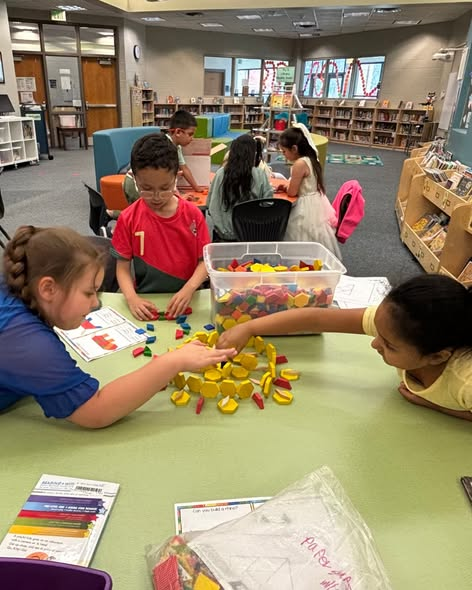 Los niños realizan una actividad práctica con bloques de construcción de colores en una biblioteca.