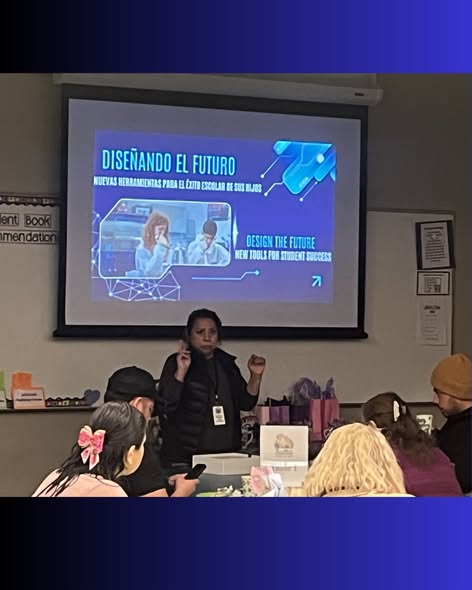 Un ponente habla sobre herramientas educativas para alcanzar el éxito, con una diapositiva bilingüe de fondo. Los asistentes participan con interés.